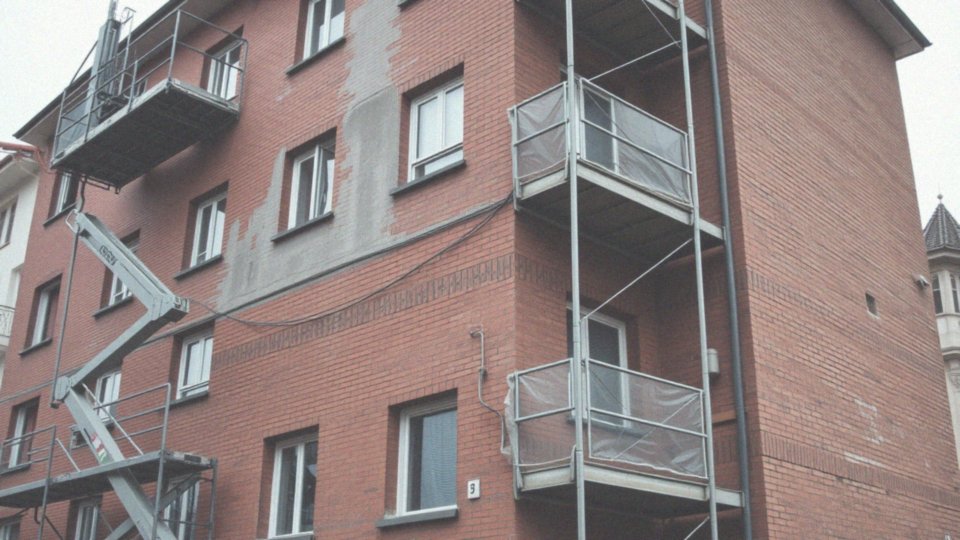 Jak trudnodostępność miejsc wpływa na koszty mycia elewacji?